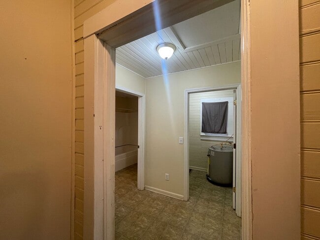 Building Photo - 2 Bed, 1 Bath House