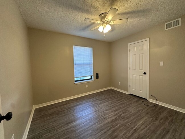 Building Photo - Welcome to this charming 3-bedroom, 1.5-ba...