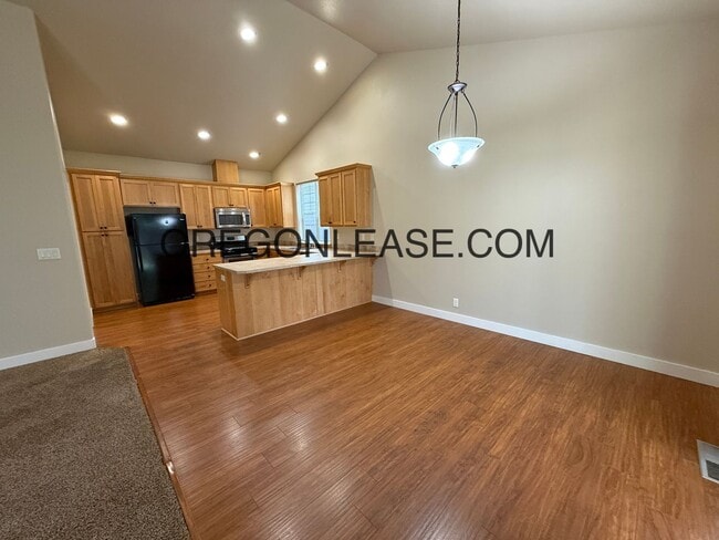 Building Photo - 3 bed 2 bath West Eugene Home