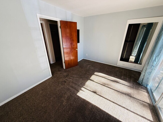 Building Photo - Pet friendly 3 bed 2 bath unit with all utilities included