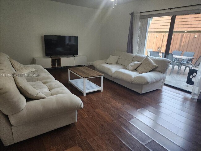 Building Photo - 2556 Lakeview Ct