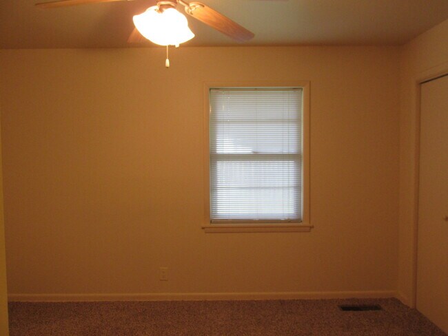 Building Photo - ***342 SW D Street***
