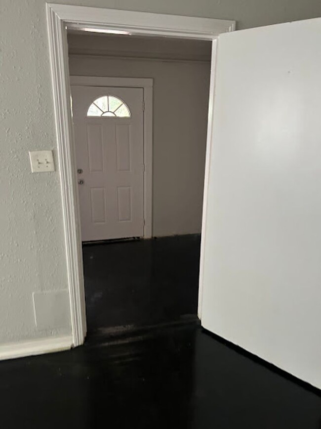 Building Photo - MOVE IN READY!!! $15.00 APPLICATION FEES F...