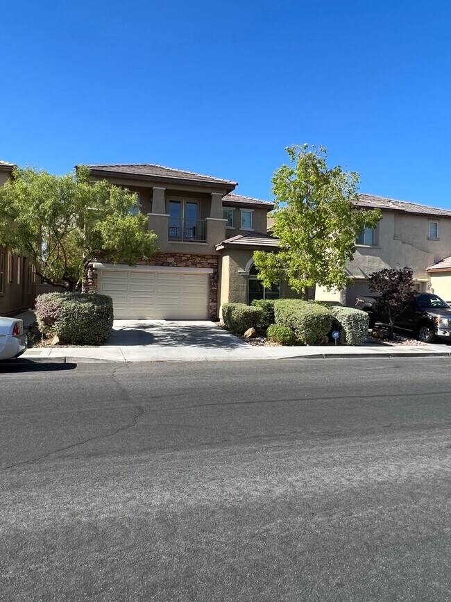 Building Photo - ABSOLUTELY AMAZING! Large 4 bedroom 2 stor...