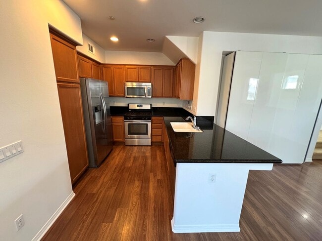 Building Photo - Riverpark Townhome