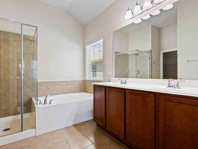Building Photo - Charming Home Awaits: Spacious & Modern Li...