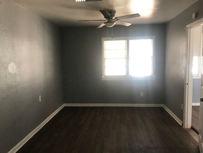 Building Photo - Handyman Special $0 First Month's Rent / “You fix, you SAVE BIG!!” Contact Mayshell for details: ...