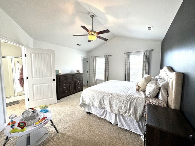 Building Photo - Minutes to the Beach! Conveniently located between Jacksonville & Wilmington