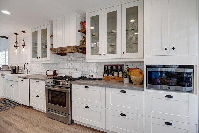 Building Photo - 289 Vista Royale Cir W