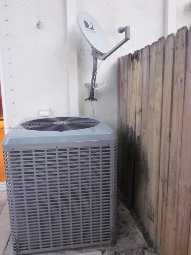 Building Photo - 2920 Catalina St