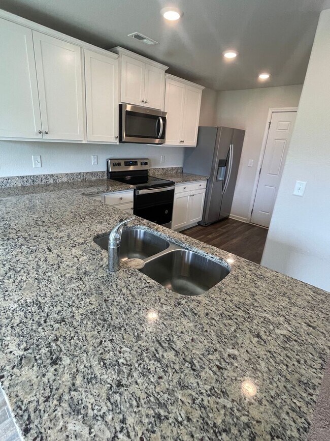 Building Photo - Charming 3-bedroom Single Family Home.