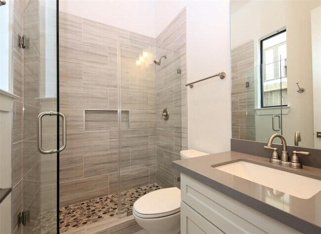 Building Photo - 820 W 22nd St