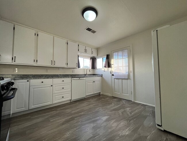 Building Photo - Pet Friendly! 2 Bed, 1 Bath Home with a Fu...