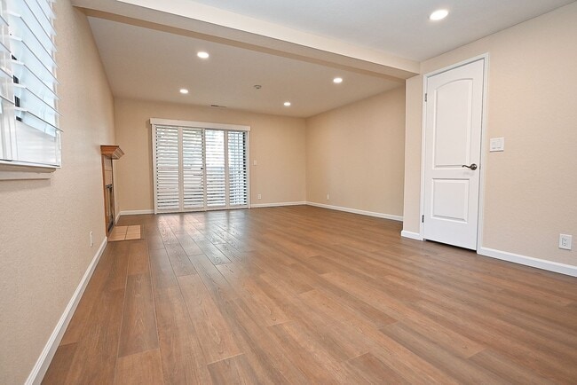 Building Photo - $3190 -- Beautifully Remodeled Townhome in...