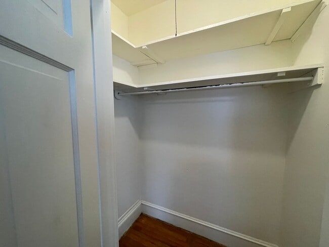 Building Photo - Charming Down Stairs Apartment In South Highland