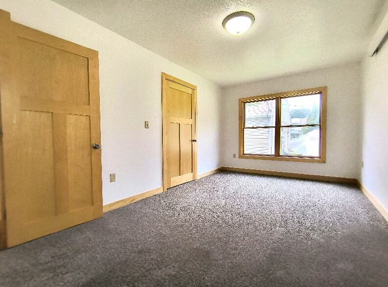 Building Photo - 504 Decorah Ave