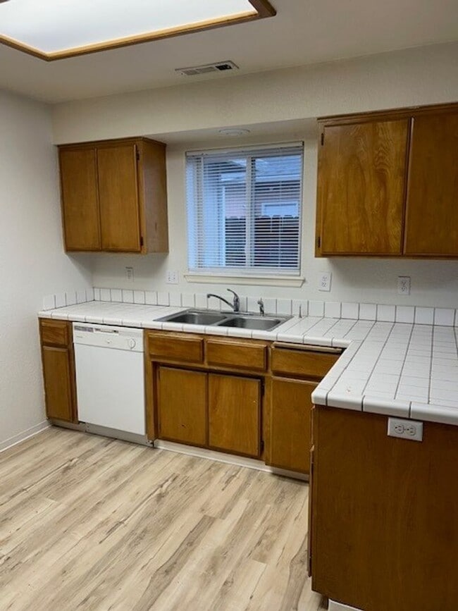 Building Photo - 3 Bedroom 2 Bath House