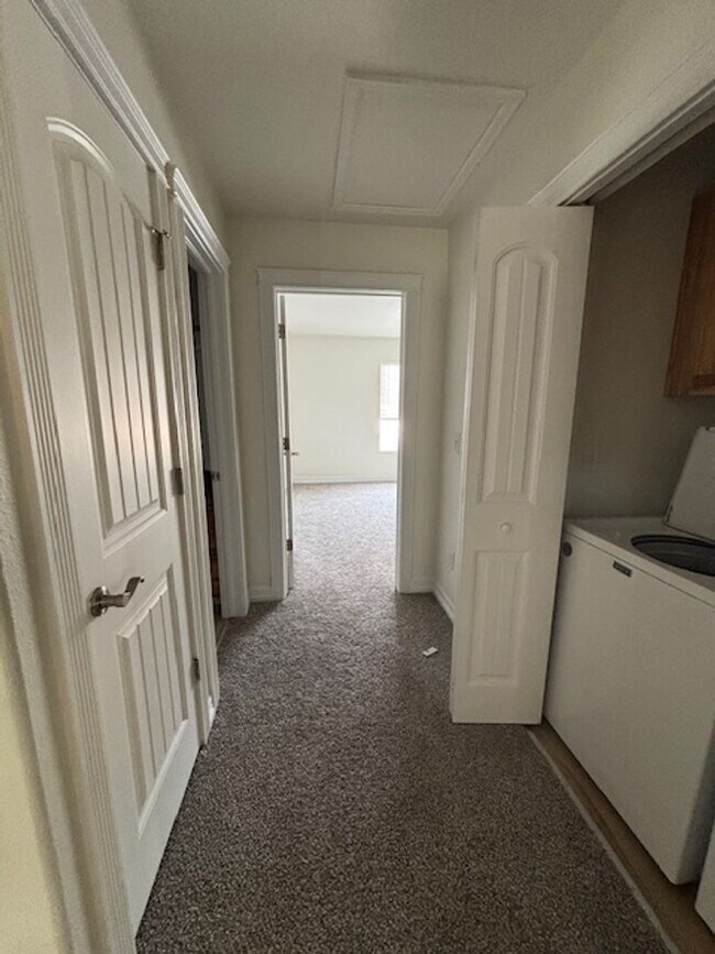 Building Photo - 4 Bedroom 3.5 Bath Townhouse Near Dell Range Blvd.