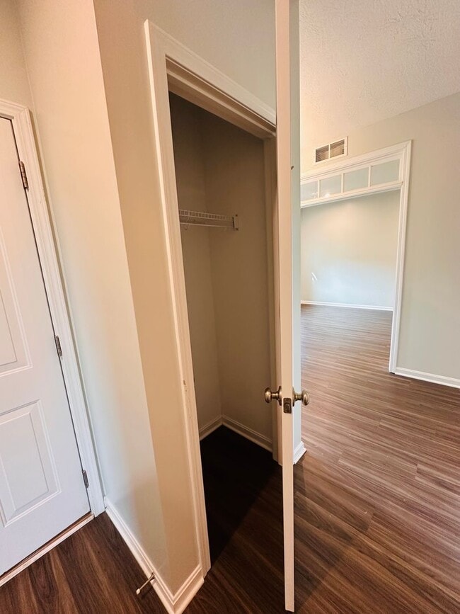 Building Photo - Contemporary Comfort Meets Convenience in Mt. Washington