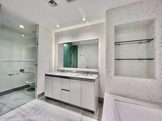 Building Photo - 16901 Collins Ave
