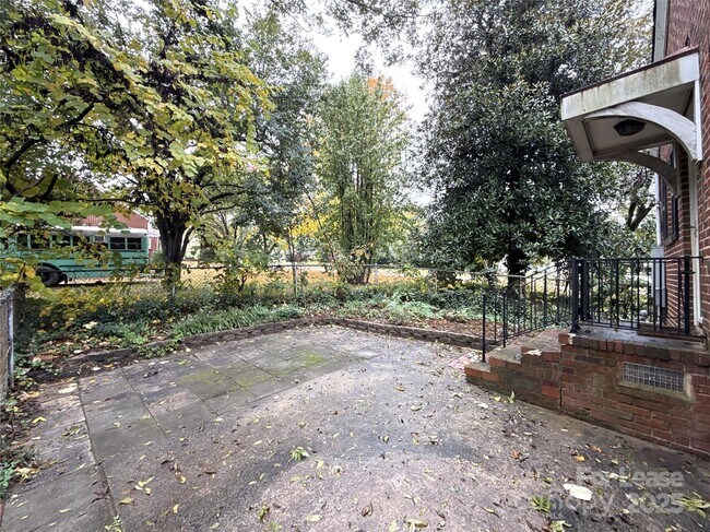 Building Photo - 1901 Armstrong Park Dr