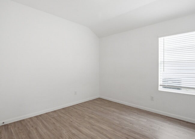 Building Photo - 4 Bedroom Home with Open Layout and Refrigerator Included