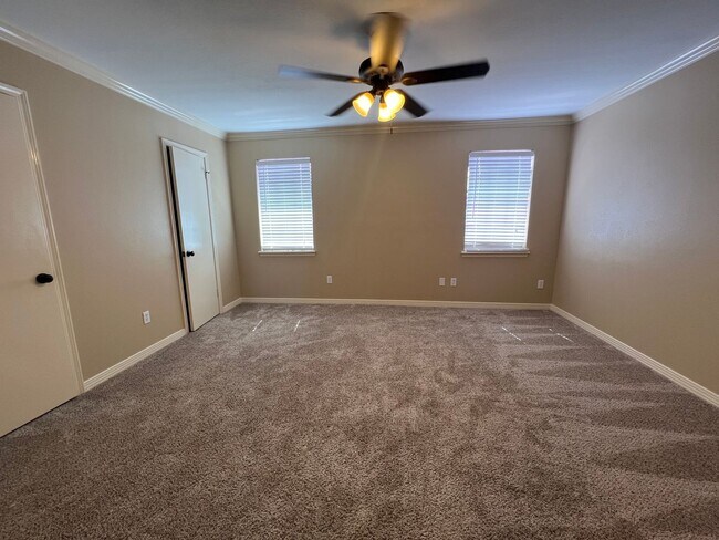 Building Photo - BEAUTIFUL TOWNHOME WITH COMMUNITY POOL AND...