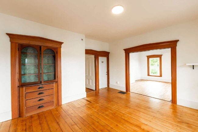 Building Photo - Walk to Downtown Norway from This Bright, Beautifully Renovated First-Floor Apartment