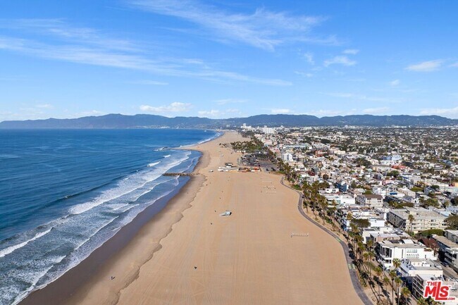 Building Photo - 3007 Ocean Front Walk