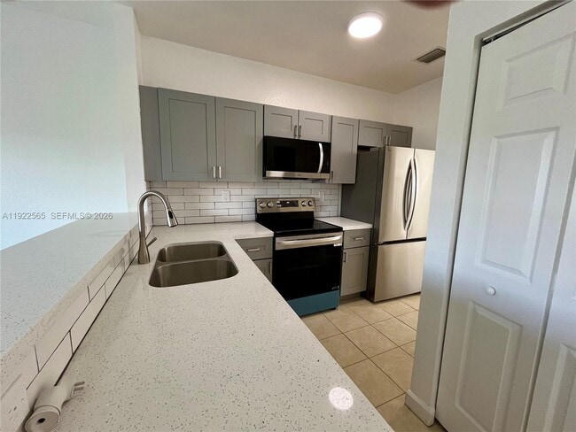 Building Photo - 1550 NE 33rd Ave