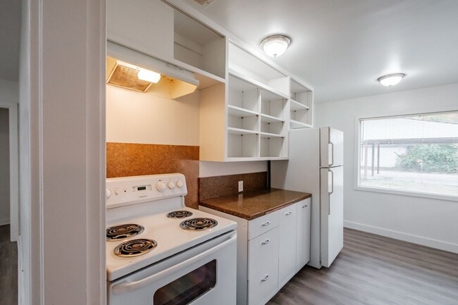 Building Photo - 2490 Maple Ave NE