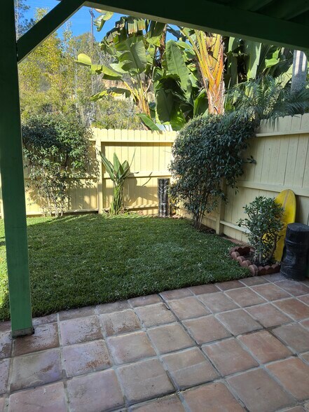 Building Photo - 568 Lomas Santa Fe Dr