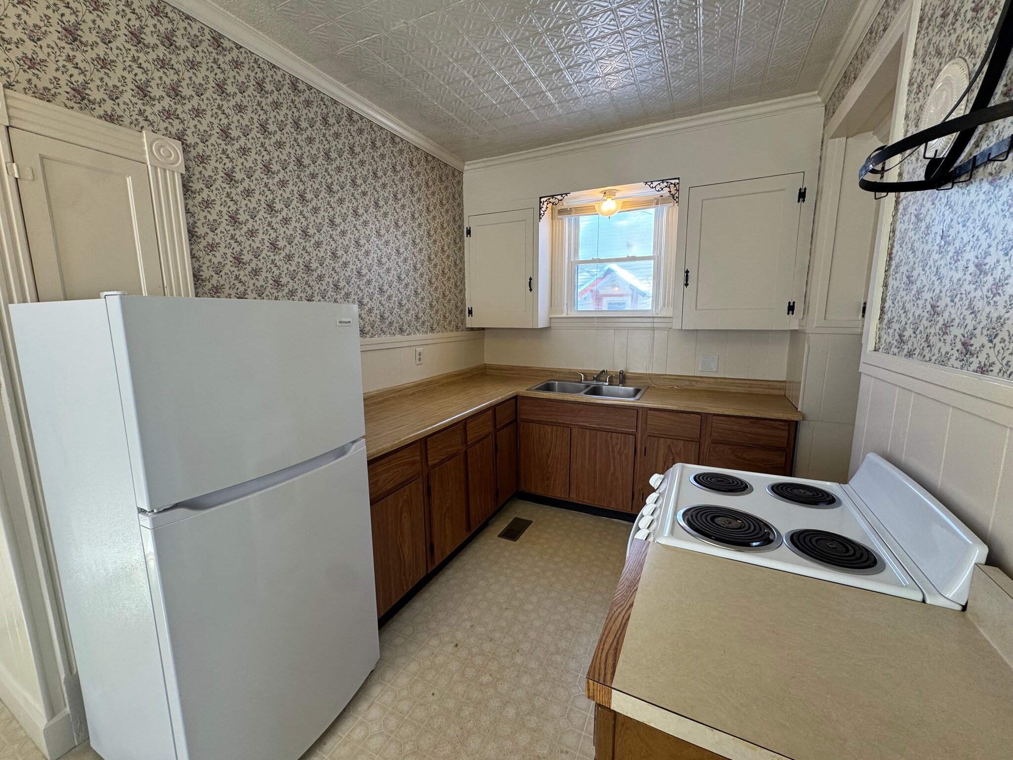 Building Photo - 10 Maple St