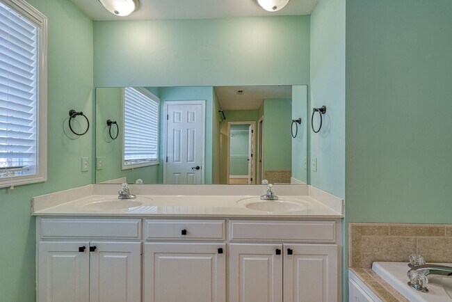Building Photo - 210 Rivermill Ct