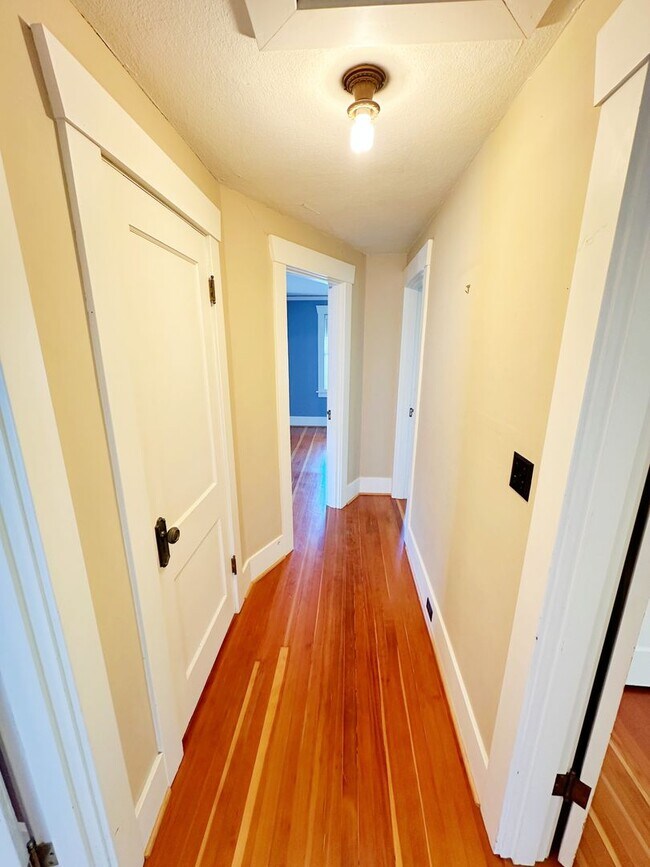 Building Photo - Stunning 3 Bedroom with Fully Fenced Yard ...