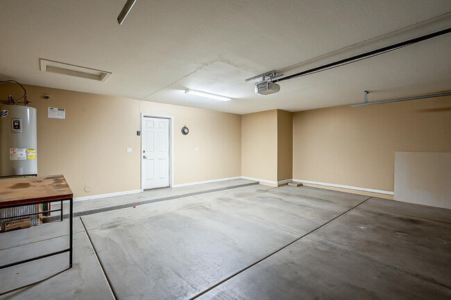 Building Photo - 15370 W Bloomfield Rd