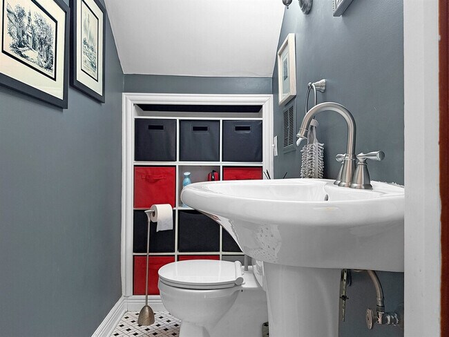 Building Photo - 410 Wellington Ave