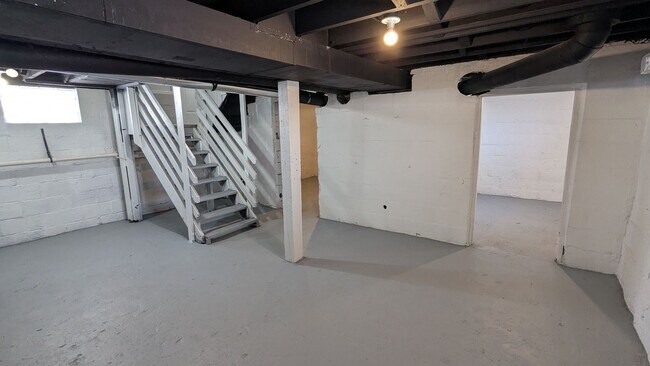 Building Photo - Welcome to this newly renovated, 3-bedroom home located in the heart of Akron