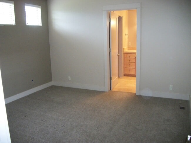 Building Photo - Luxury Living Near Valley River!