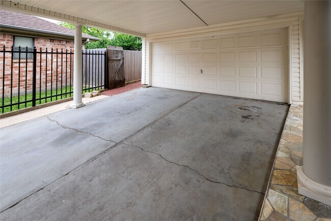 Building Photo - 7546 Maple Tree Dr