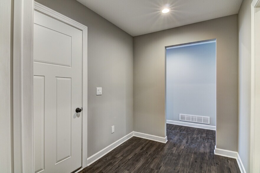 Building Photo - 1636 Charleston Dr