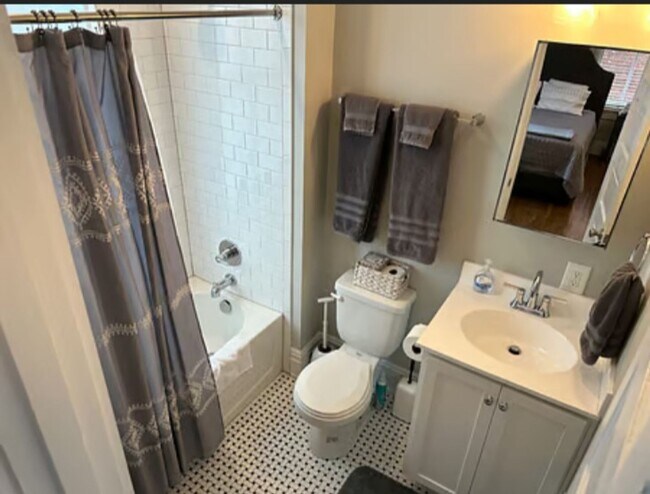 Building Photo - 101 E Clay St