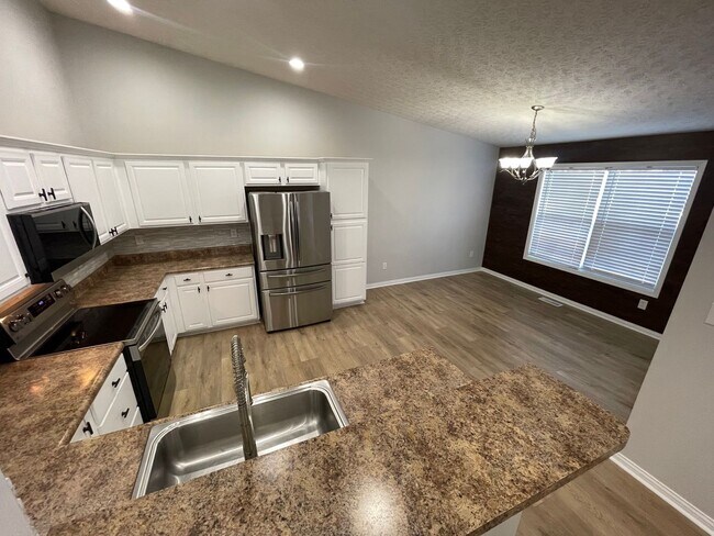 Building Photo - 3 Bedroom Home With Full Basement For Rent