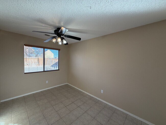 Building Photo - 4 Bedroom Home Available Near Unser Blvd NW & McMahon Blvd!