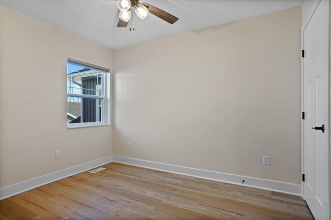 Building Photo - 116 Eiche Dr