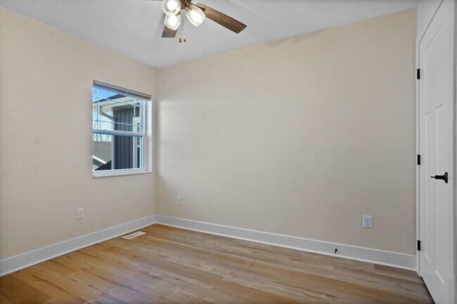 Building Photo - 118 Eiche Dr