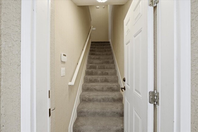 Building Photo - 290 Westlawn Dr