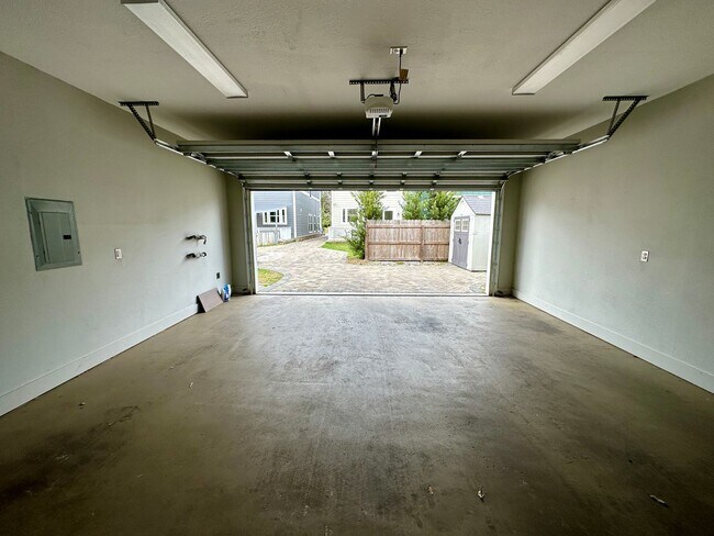 Building Photo - 517 W Wright St