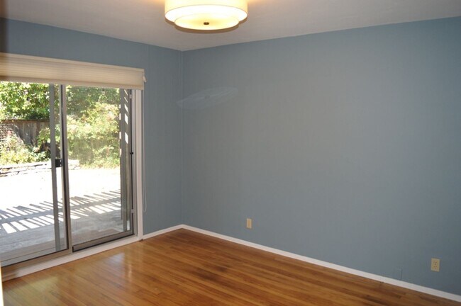 Building Photo - Beautiful Single Story Home With Great Roo...