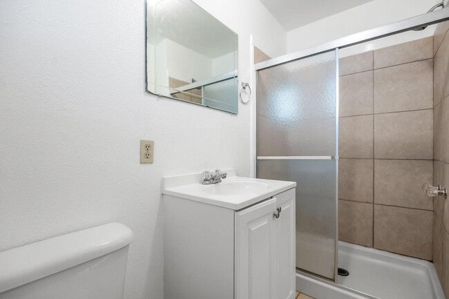 Building Photo - 1 Bedroom 1 Bath Walking Distance to Downtown Hanford